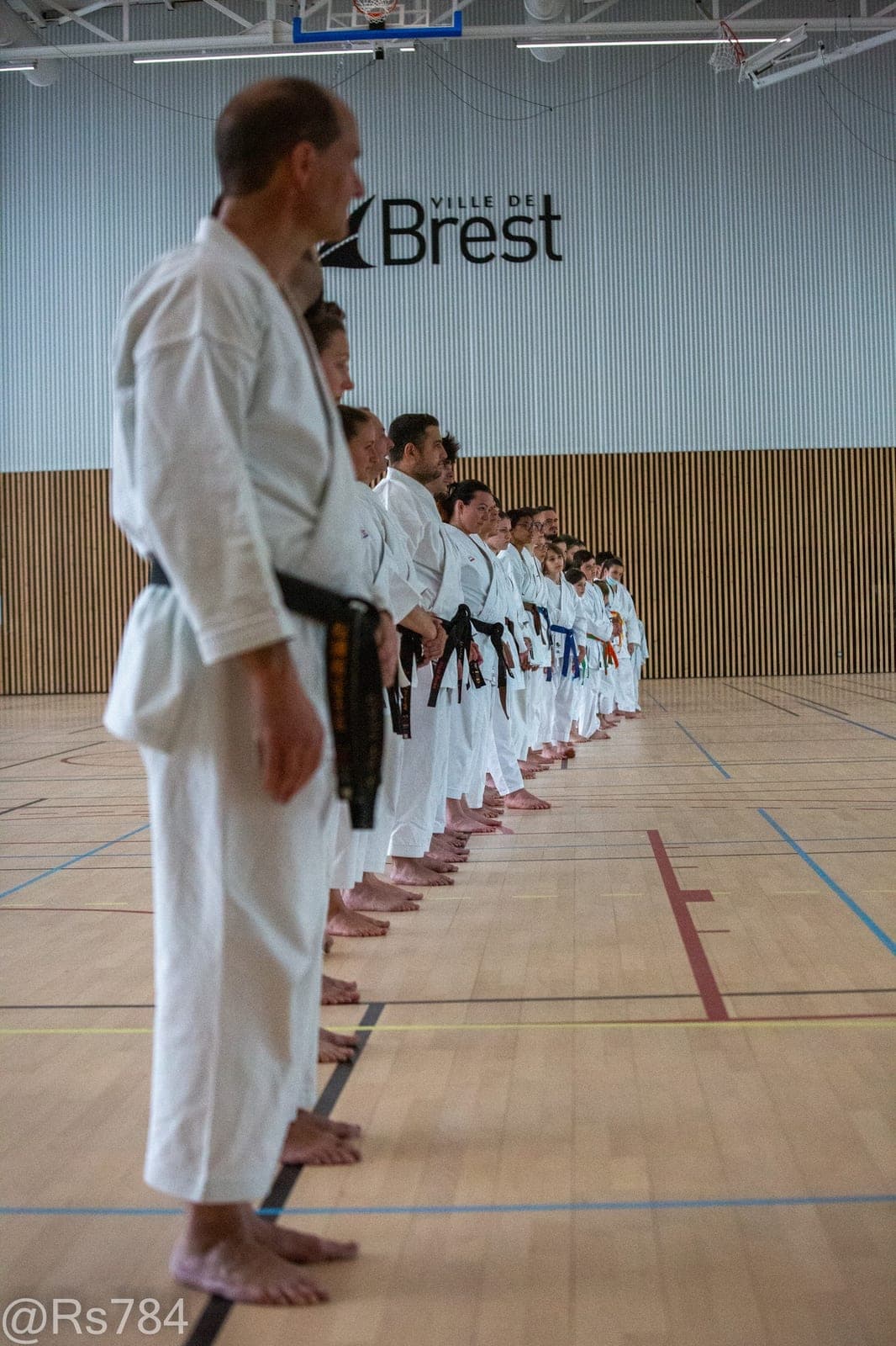 Alignement des pratiquants au garde-à-vous avant le salut, dans un gymnase brestois