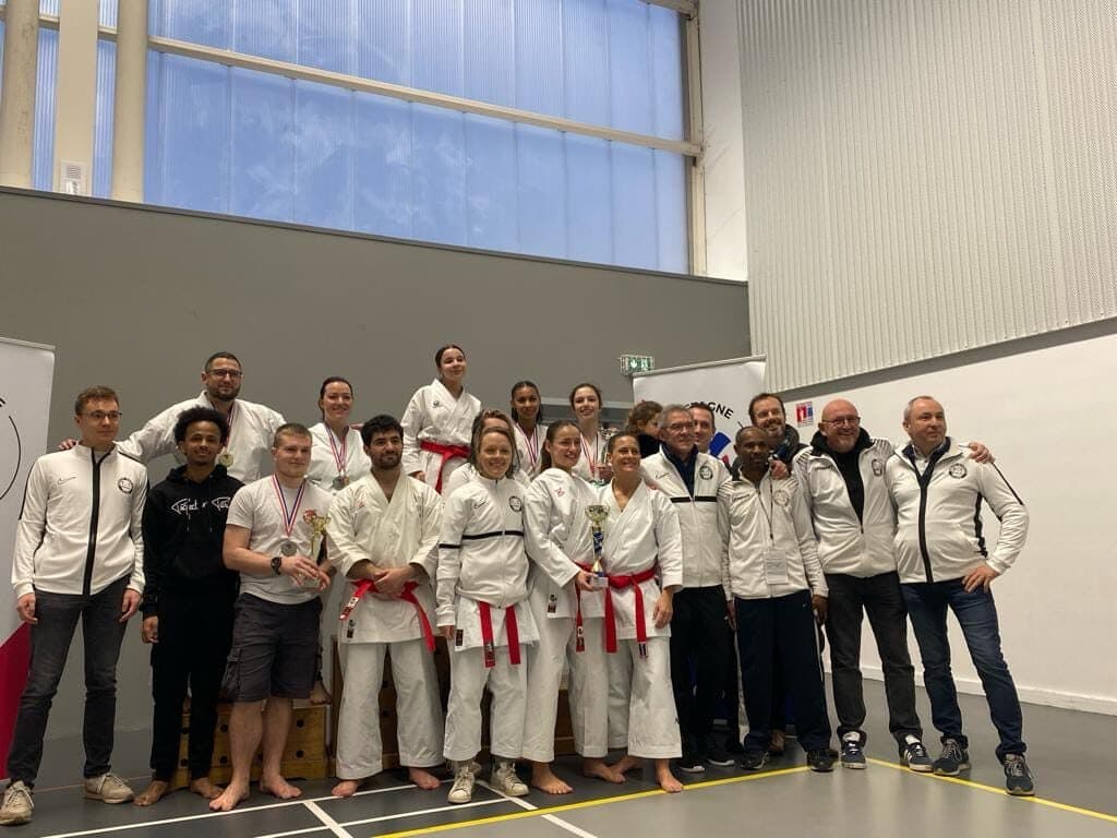 Compétiteurs médaillés, entraîneurs et officiels réunis pour une photo d’équipe