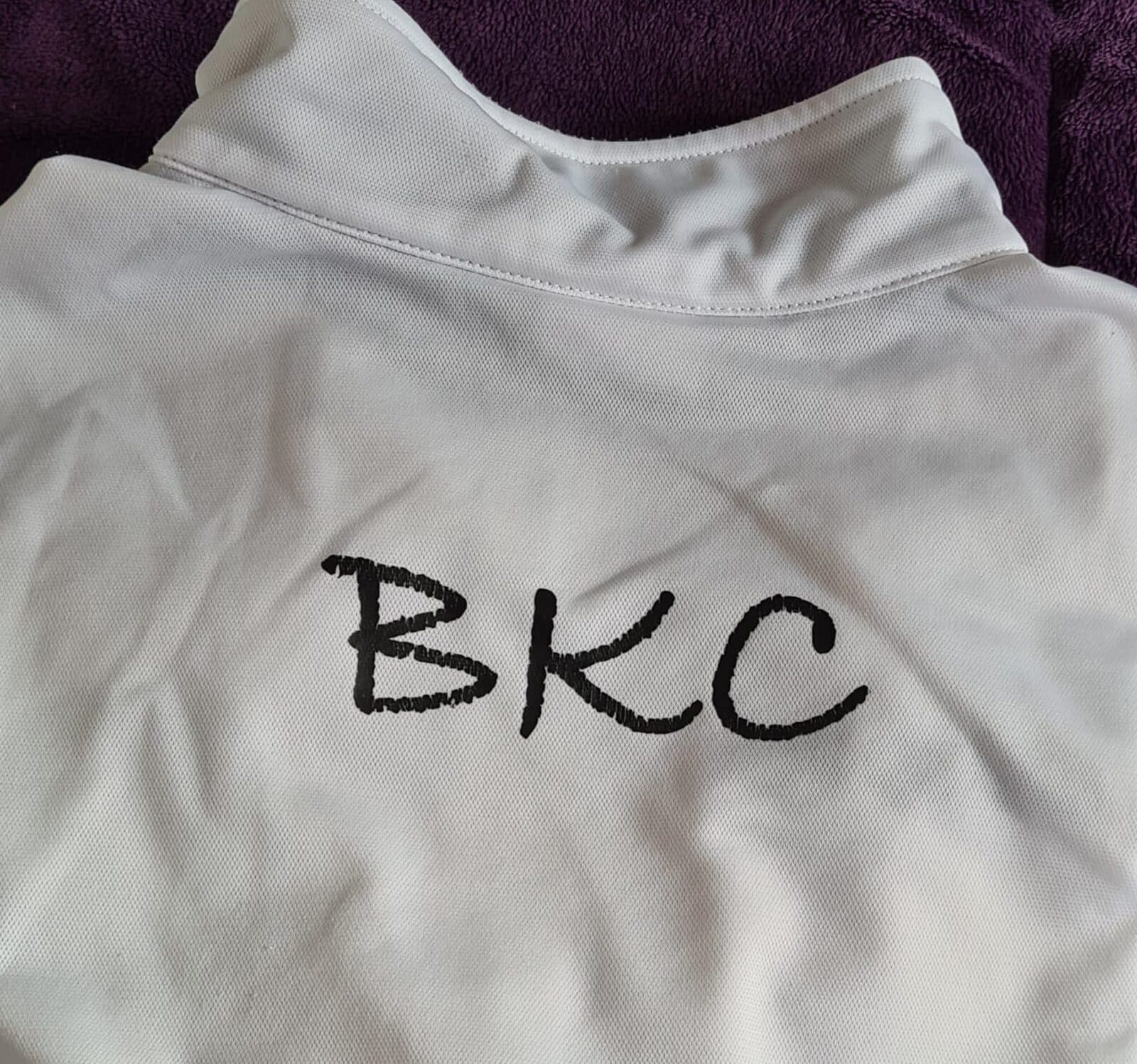 Détail d’une veste blanche brodée des initiales BKC du Brest Karaté Club