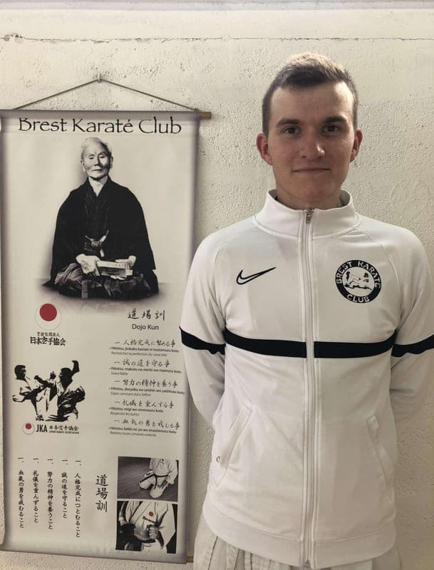 Portrait d’Ewen Crequer, 3e dan, enseignant karaté enfants et sportif combats, responsable de l’arbitrage