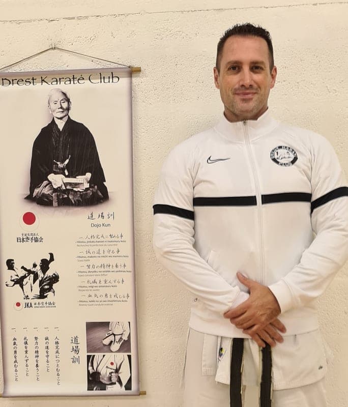 Portrait de Régis Perez, 5e dan, enseignant karaté sportif combats